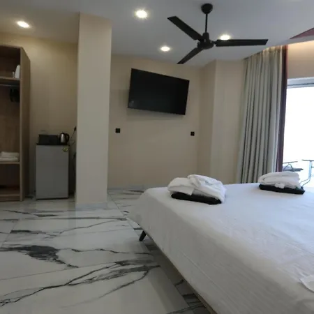 Golden Fox Studios&suites *
