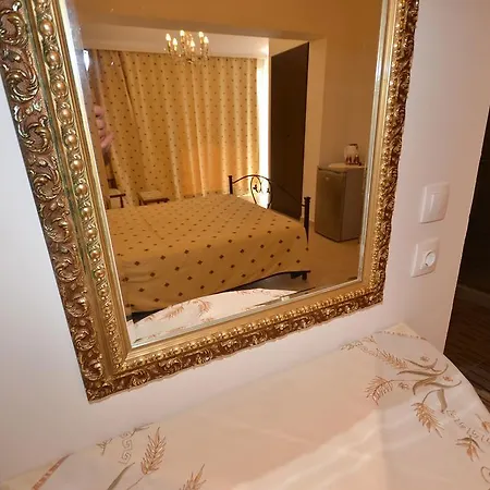 Golden Fox Studios&suites