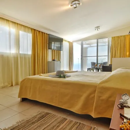 Apartment Golden Fox Studios&suites Lákones